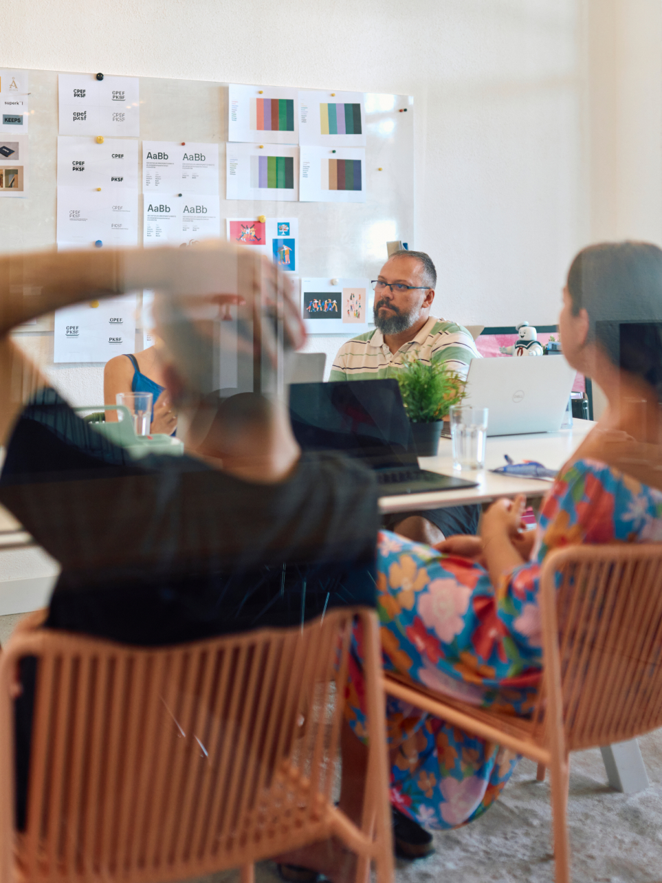 Meeting en équipe dans les bureaux de Lausanne